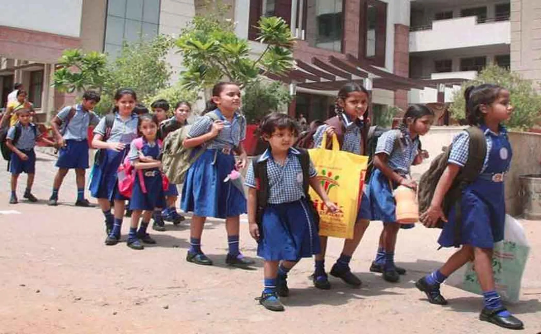 puducherry heavy rain alert tomorrow schools holiday govt announced 